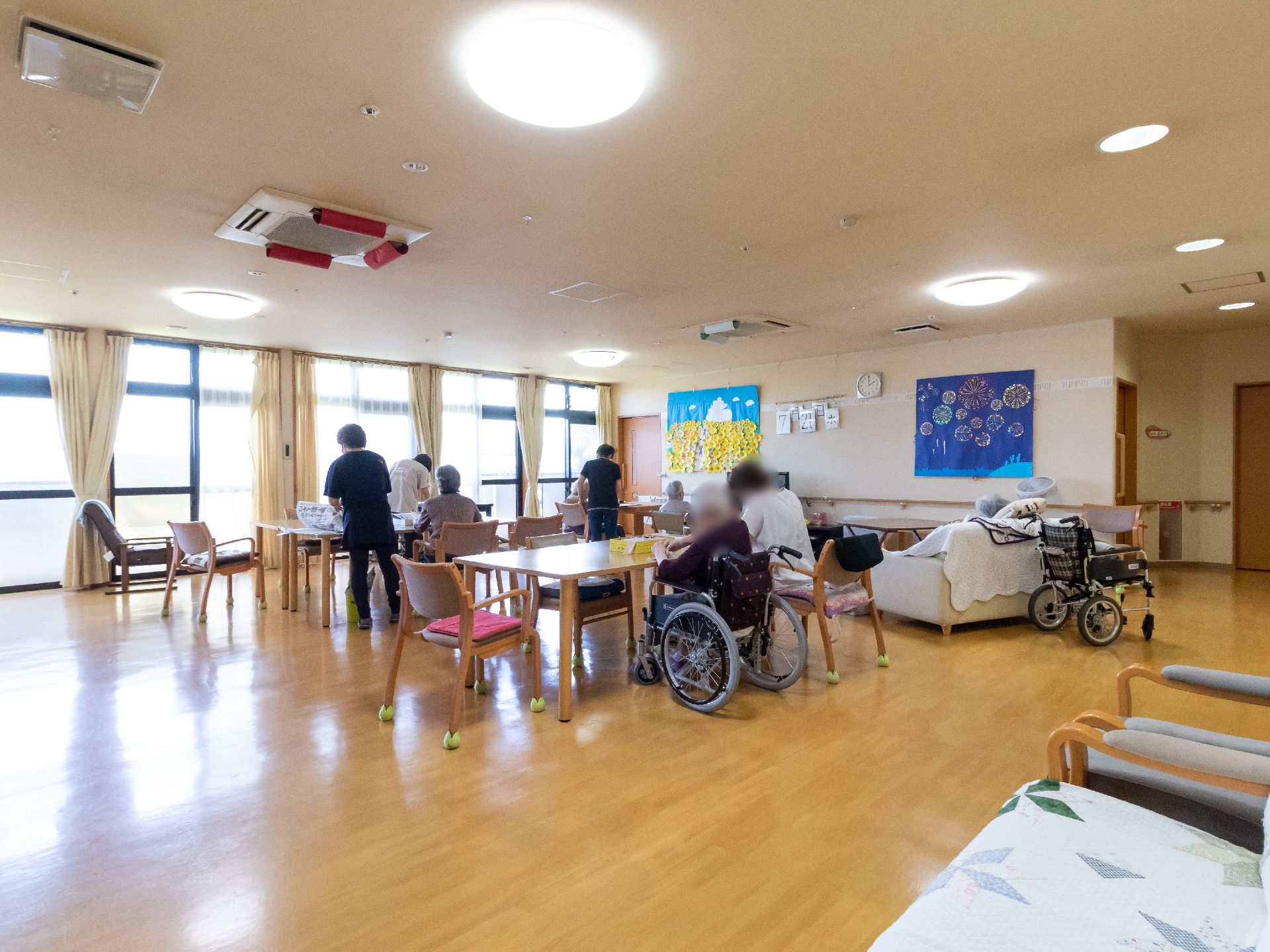 スペースが広く窓からたくさんの光が降り注いでいるリビング