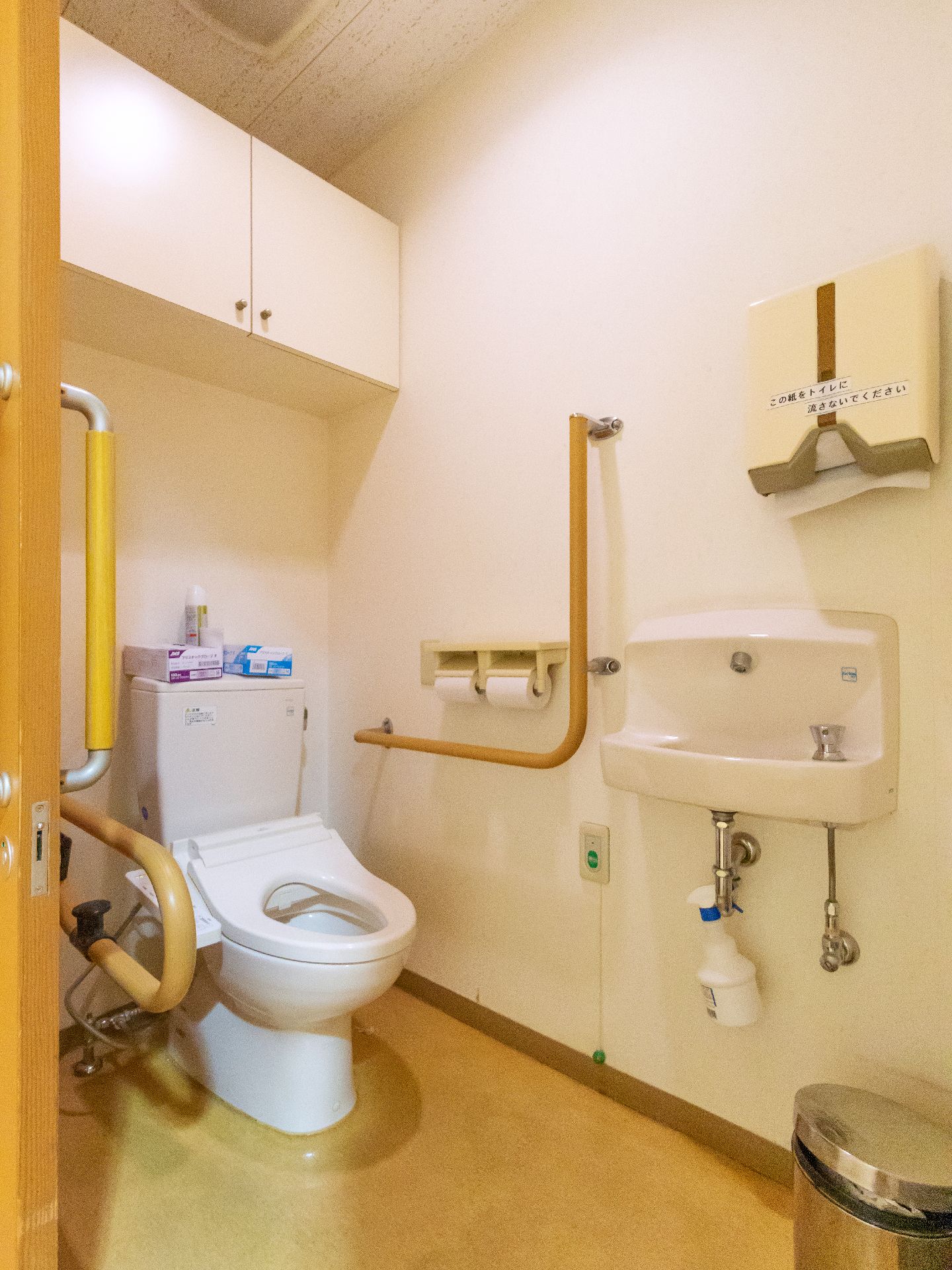 バリアフリー完備で、段差が一切なく手すりが設置されているトイレ