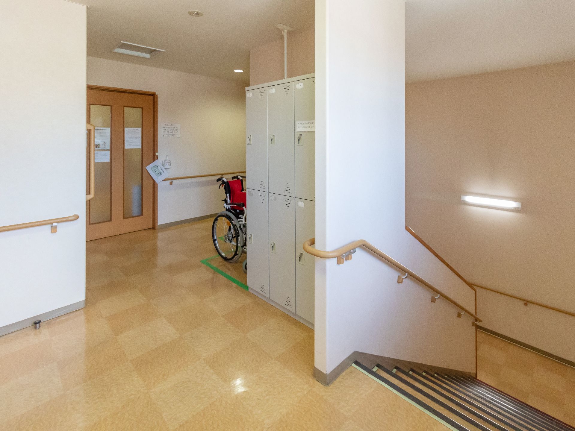 手すりが設置され、車いすの方が通行しやすいように幅も広めの廊下