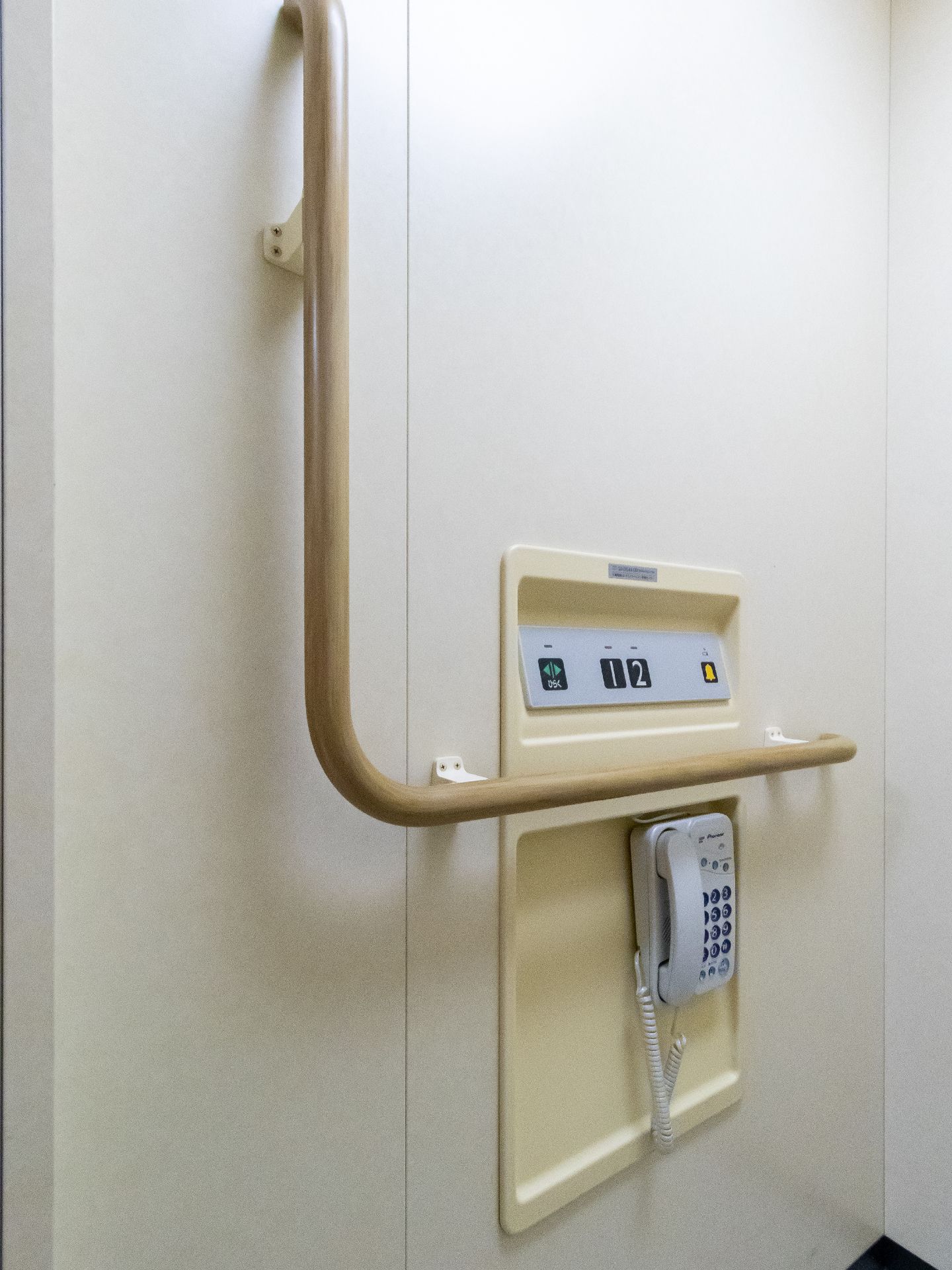 入居者が安全にエレベーターを利用できるよう設置されているL型手すり