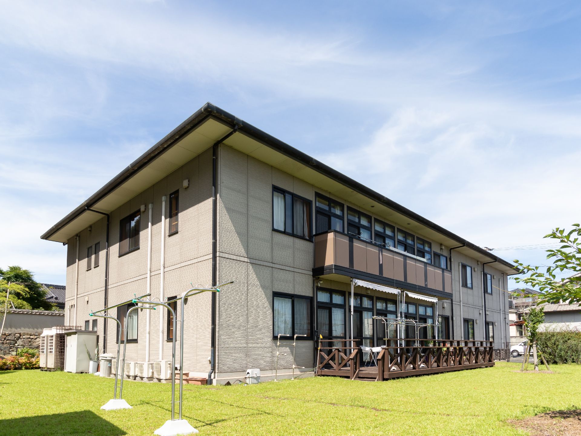 日本風の屋根があり、普通の民家のように見える施設の外観