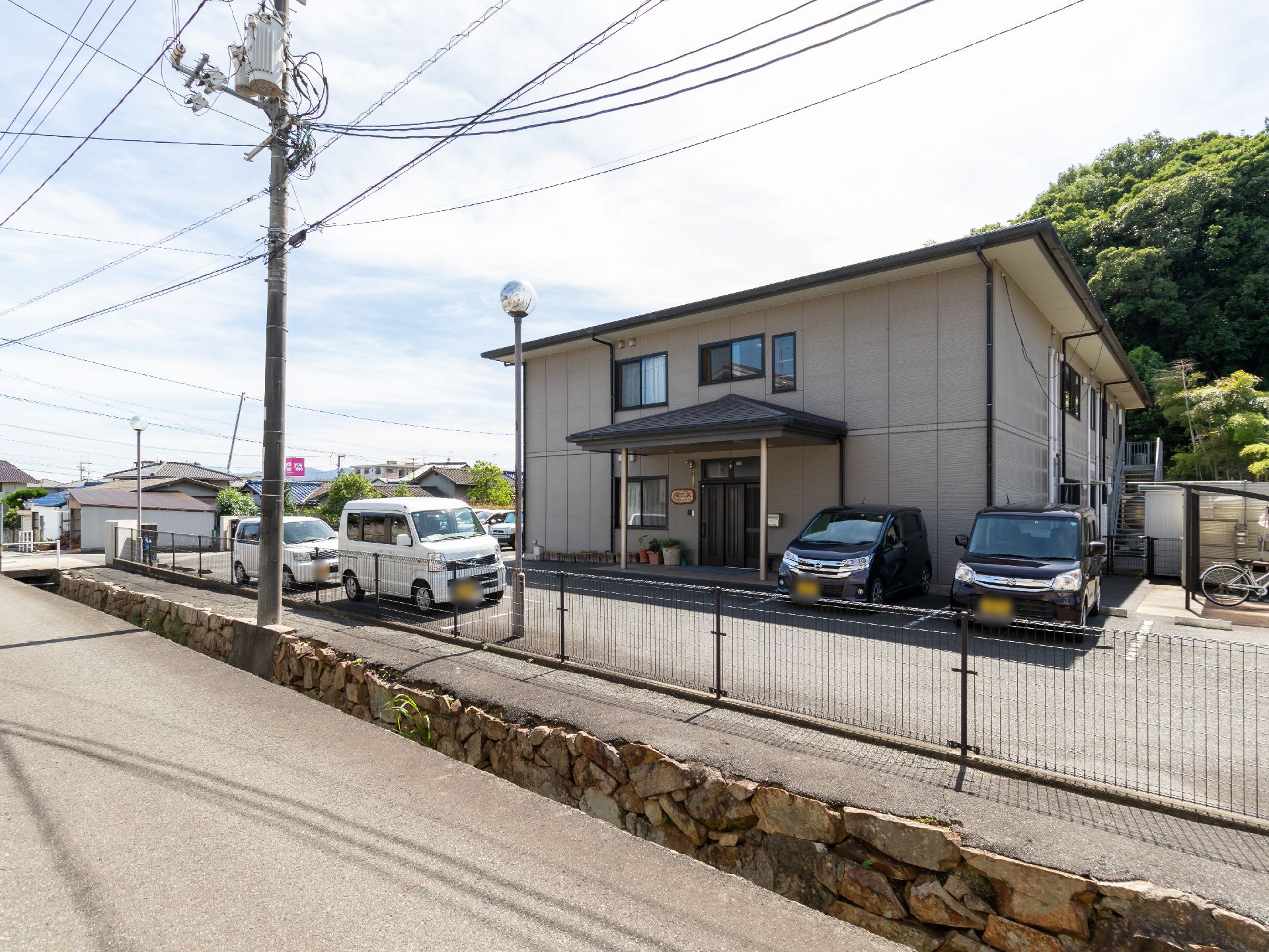 敷地内に整備され、施設の関係者が利用できる専用駐車場