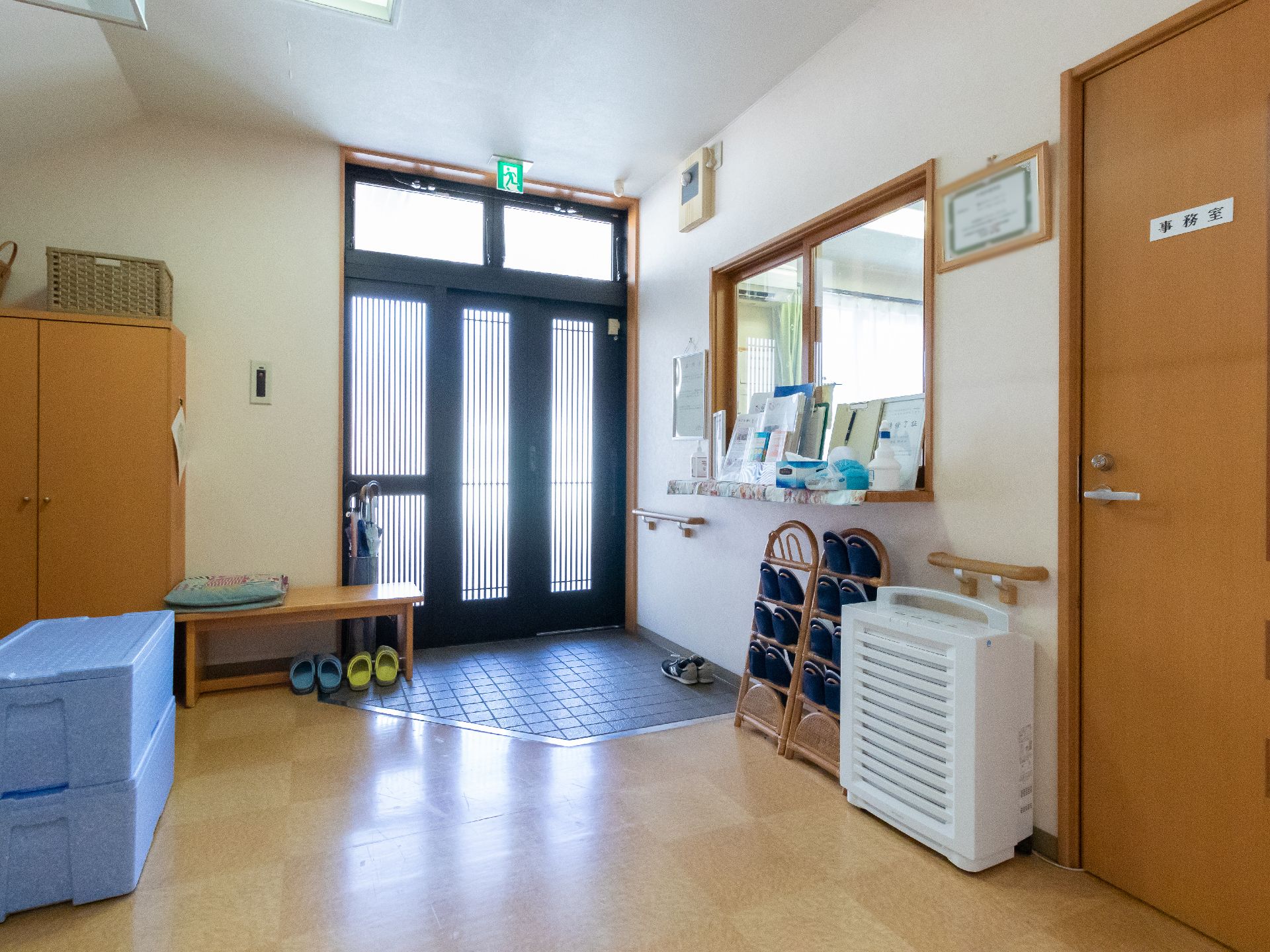 手の運動をする高齢女性と理学療法士