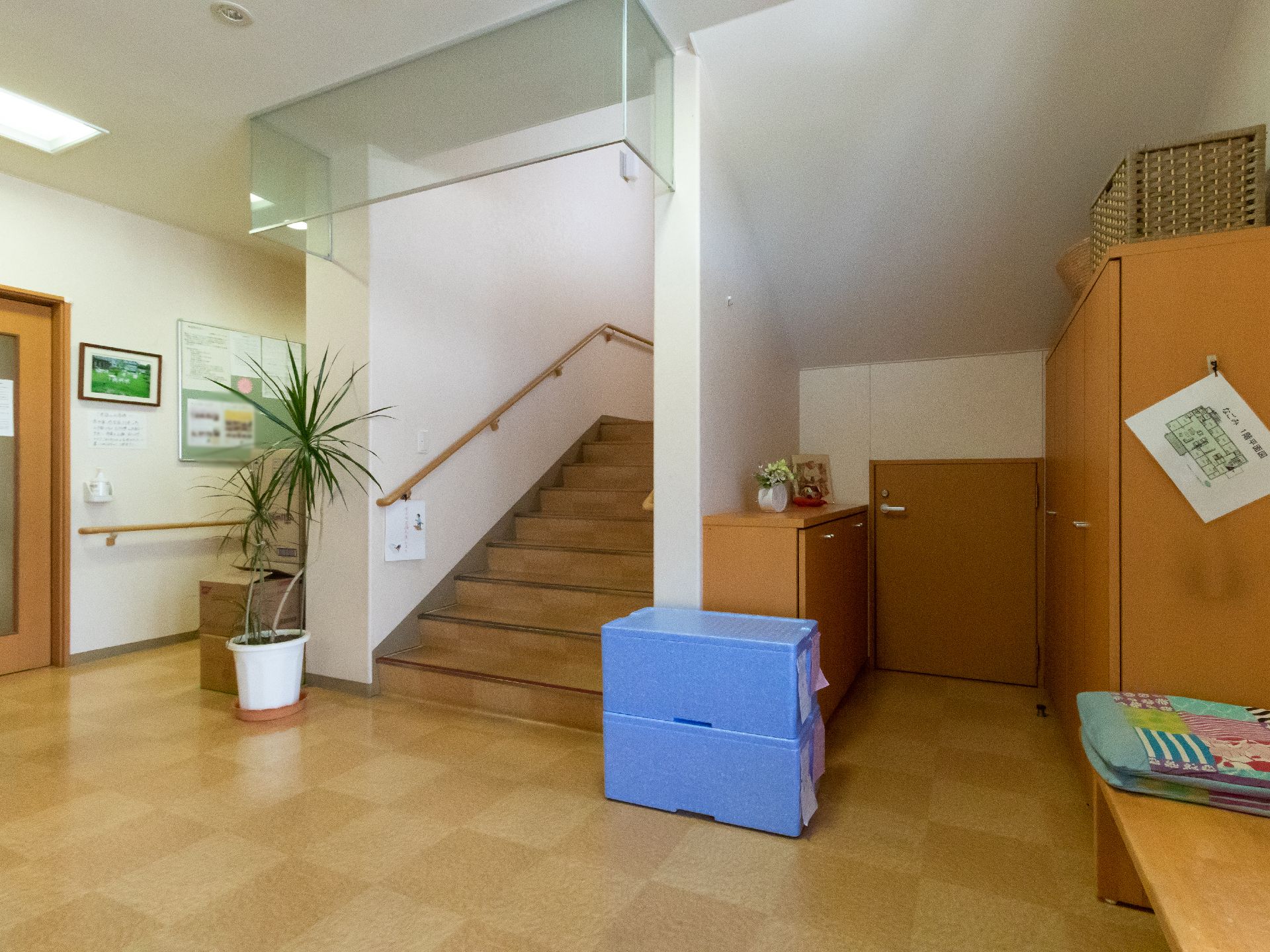 顔を車椅子に座った高齢女性と女性ヘルパー