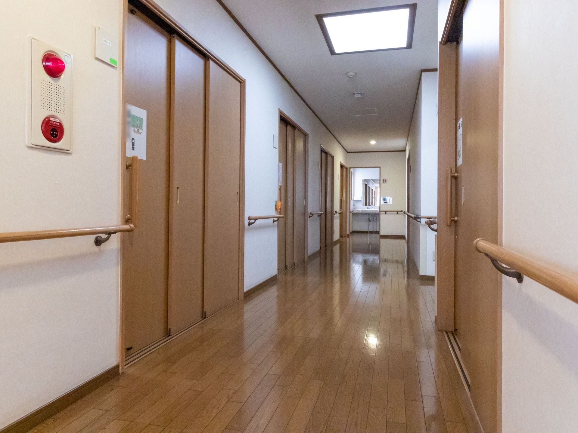 廊下の天井には大きな照明を設置してあり、明るく利用しやすい雰囲気になっている。通路は広々としているので、安全に通行できる。
