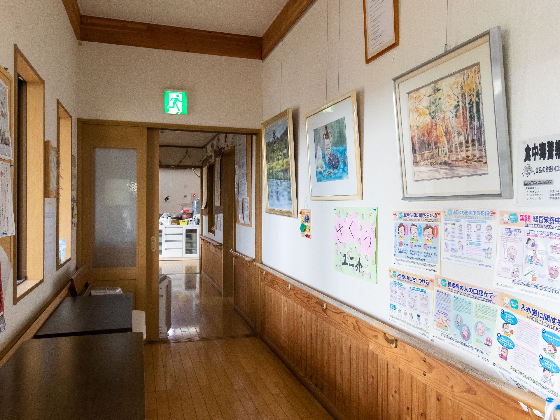 絵画を設置した廊下の壁