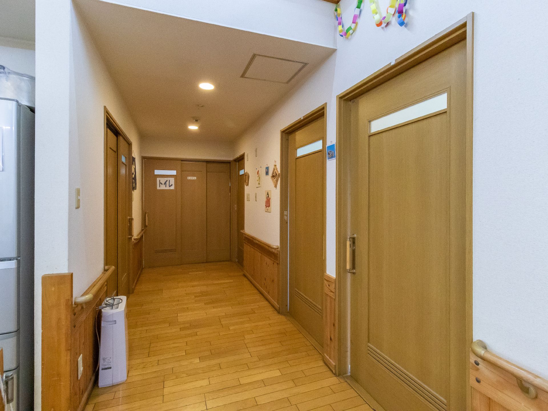 スライド式扉の居室が並ぶ廊下