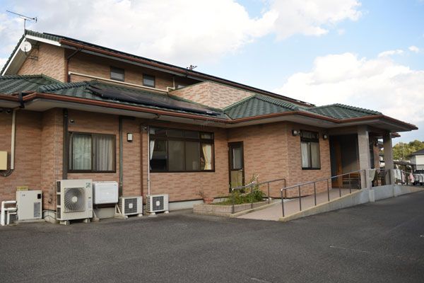 落ち着いた外観の建物