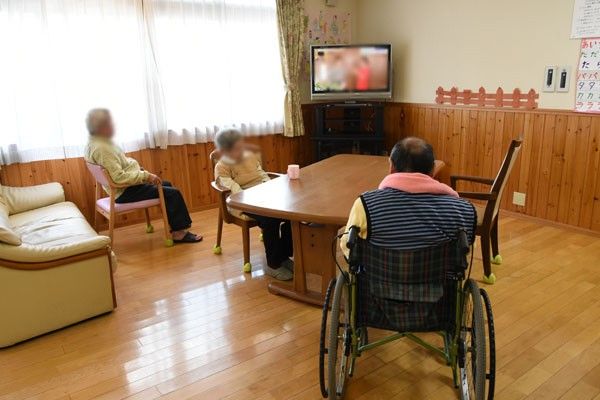 共有スペースで過ごす人々