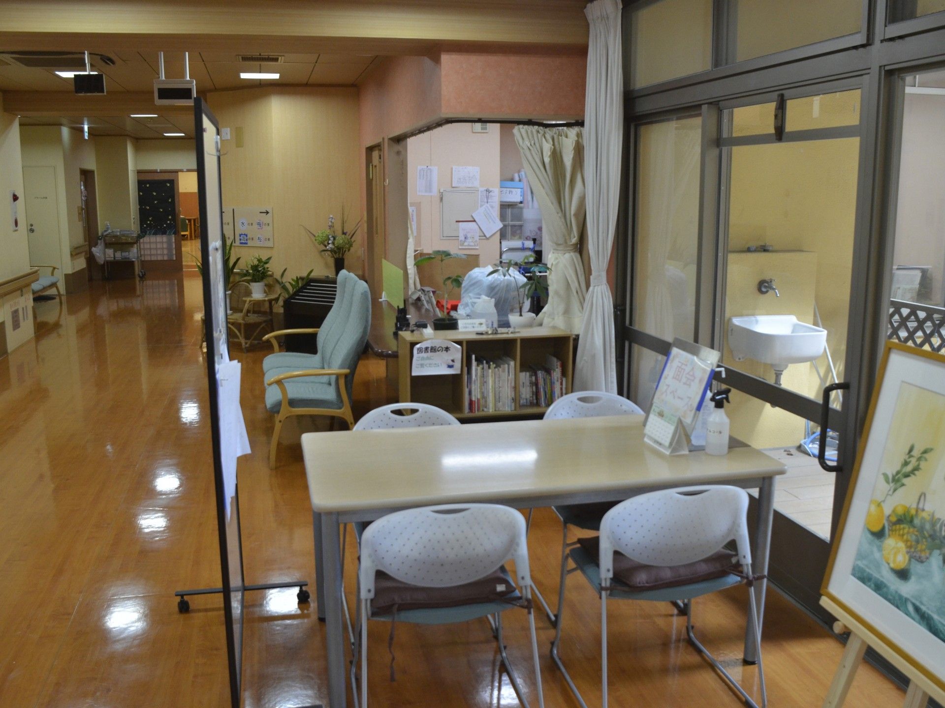 明るい廊下とテーブル