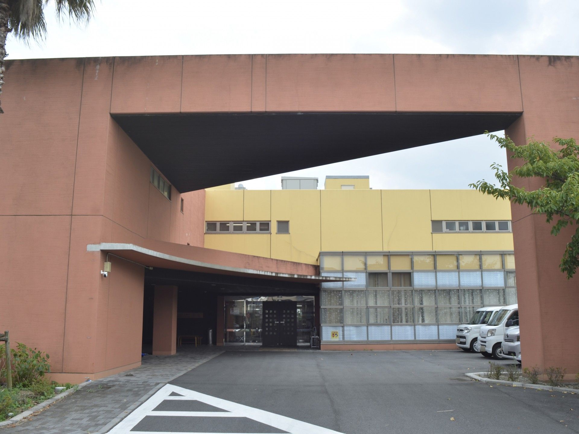 広いエントランスの建物