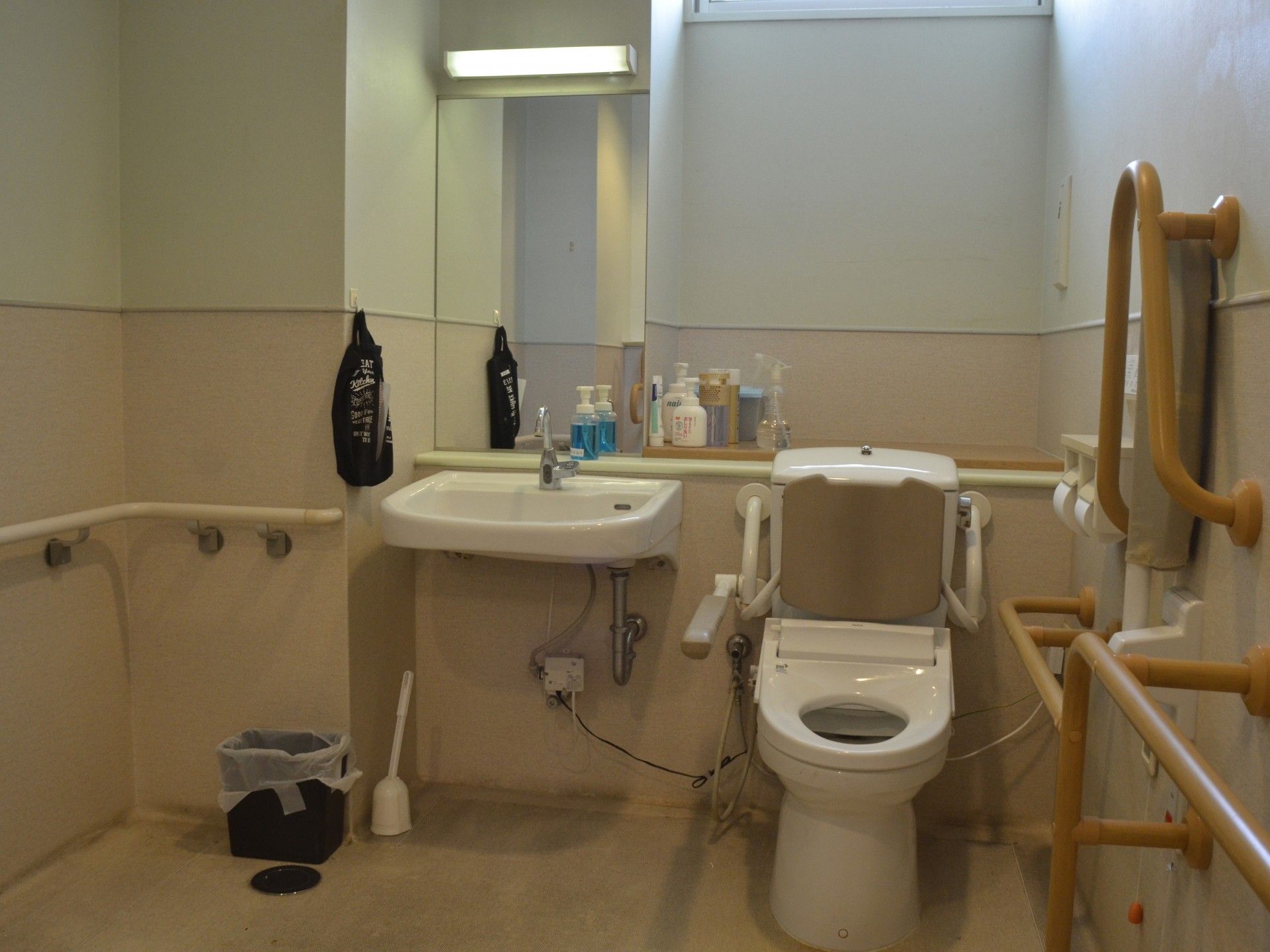 手すり付きのトイレ