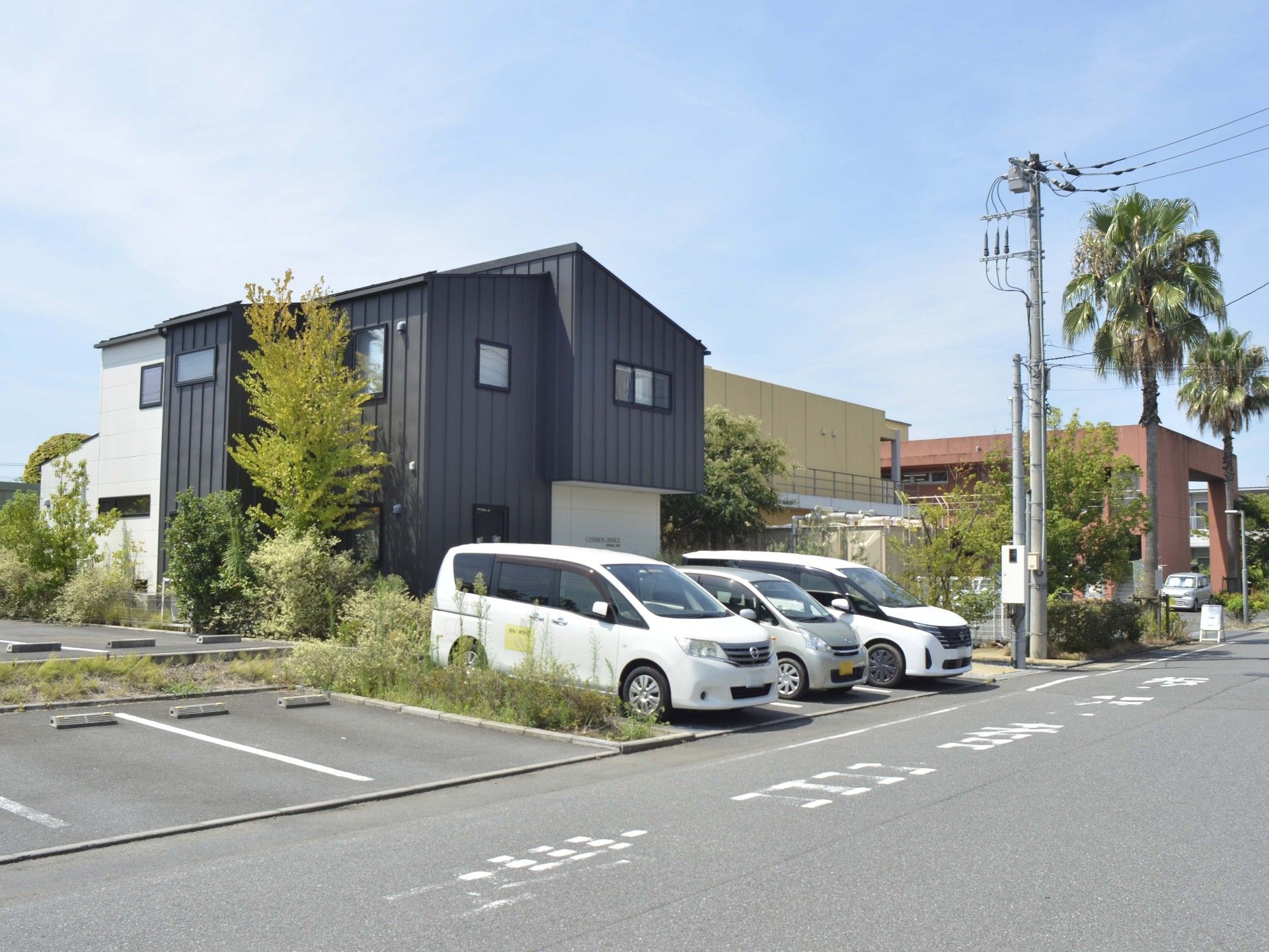 駐車場と建物の外観