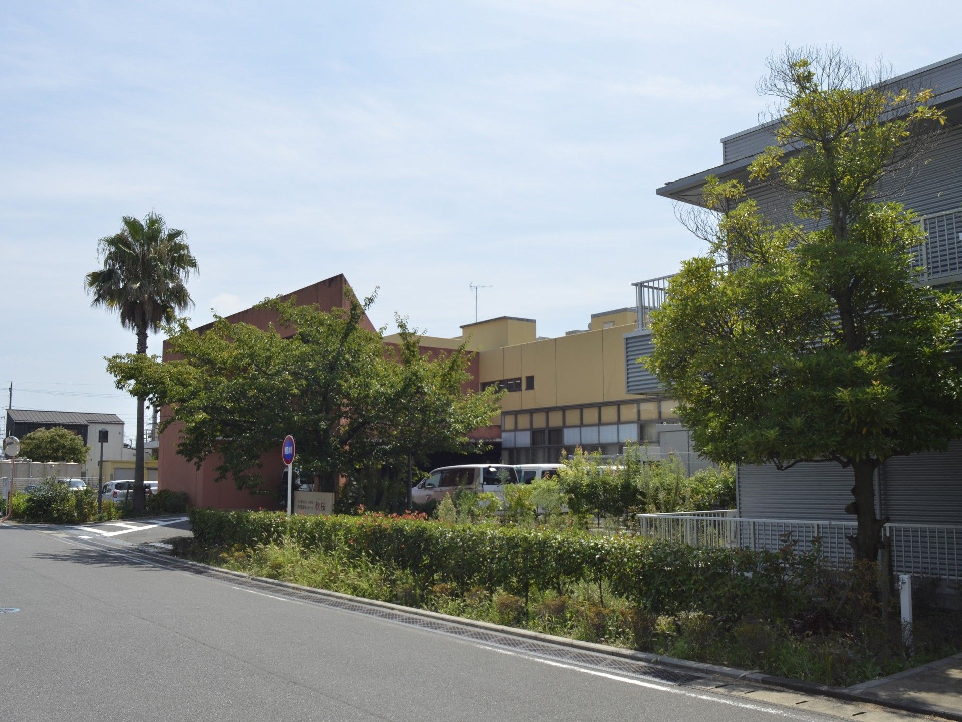 緑豊かな建物の外観