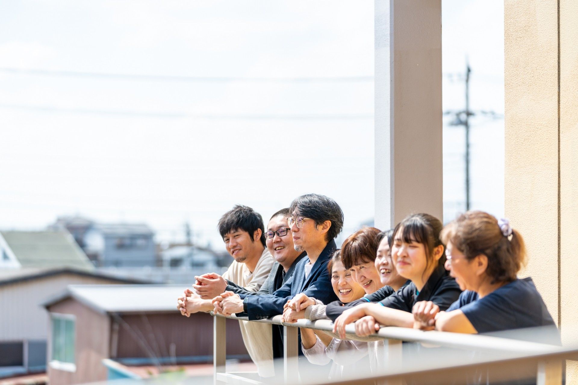 笑顔の人々が集う場所
