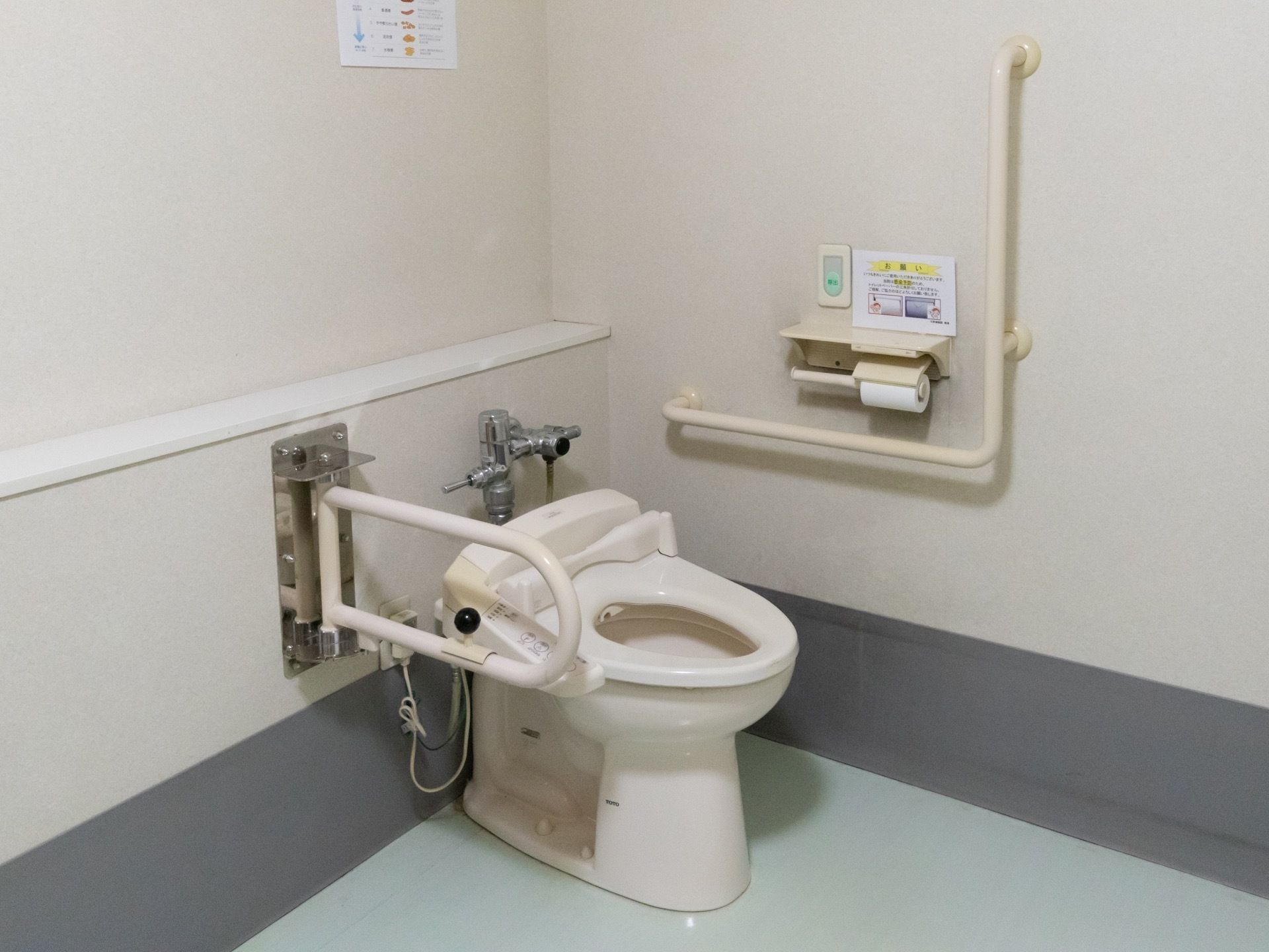 白を基調とした、明るいトイレである。壁には白色の手すりが取り付けられており、便器の横には可動式の手すりもある。