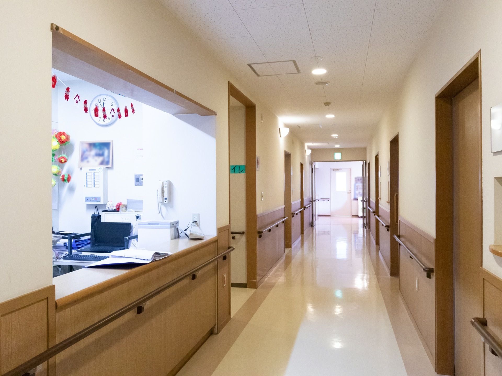 真っ直ぐに伸びた通路である。両側の壁には手すりが取り付けられている。通路の手前には、カウンターがある。