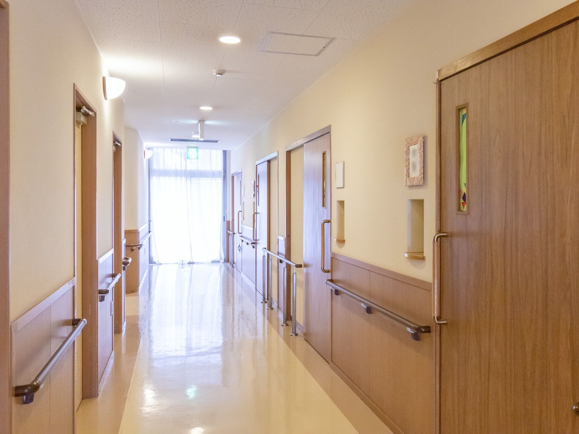 ２食で構成された壁のある通路である。壁には、木製の手すりが取り付けられており、天井にはダウンライトが設置されている。