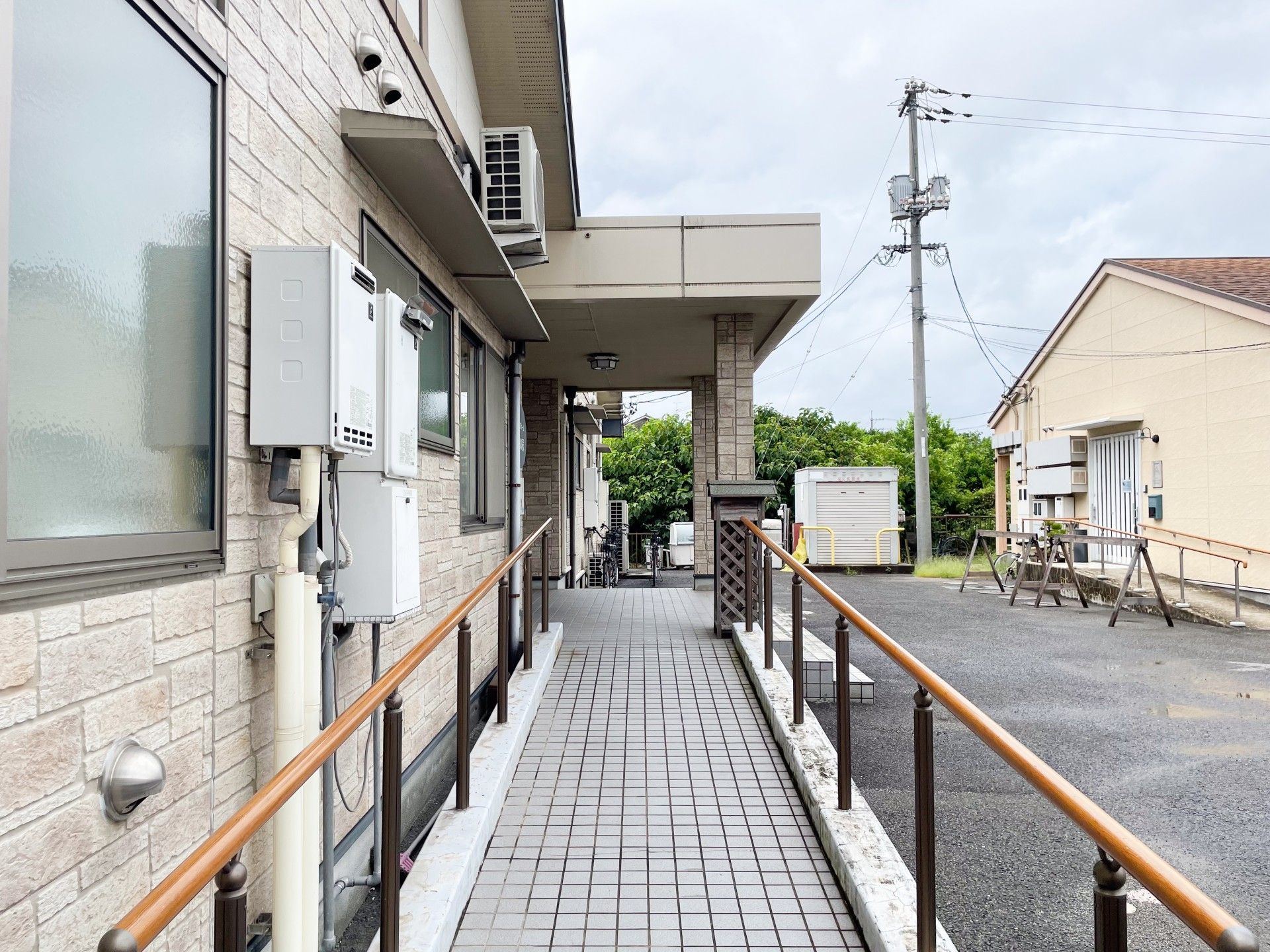 手すり付きのスロープ