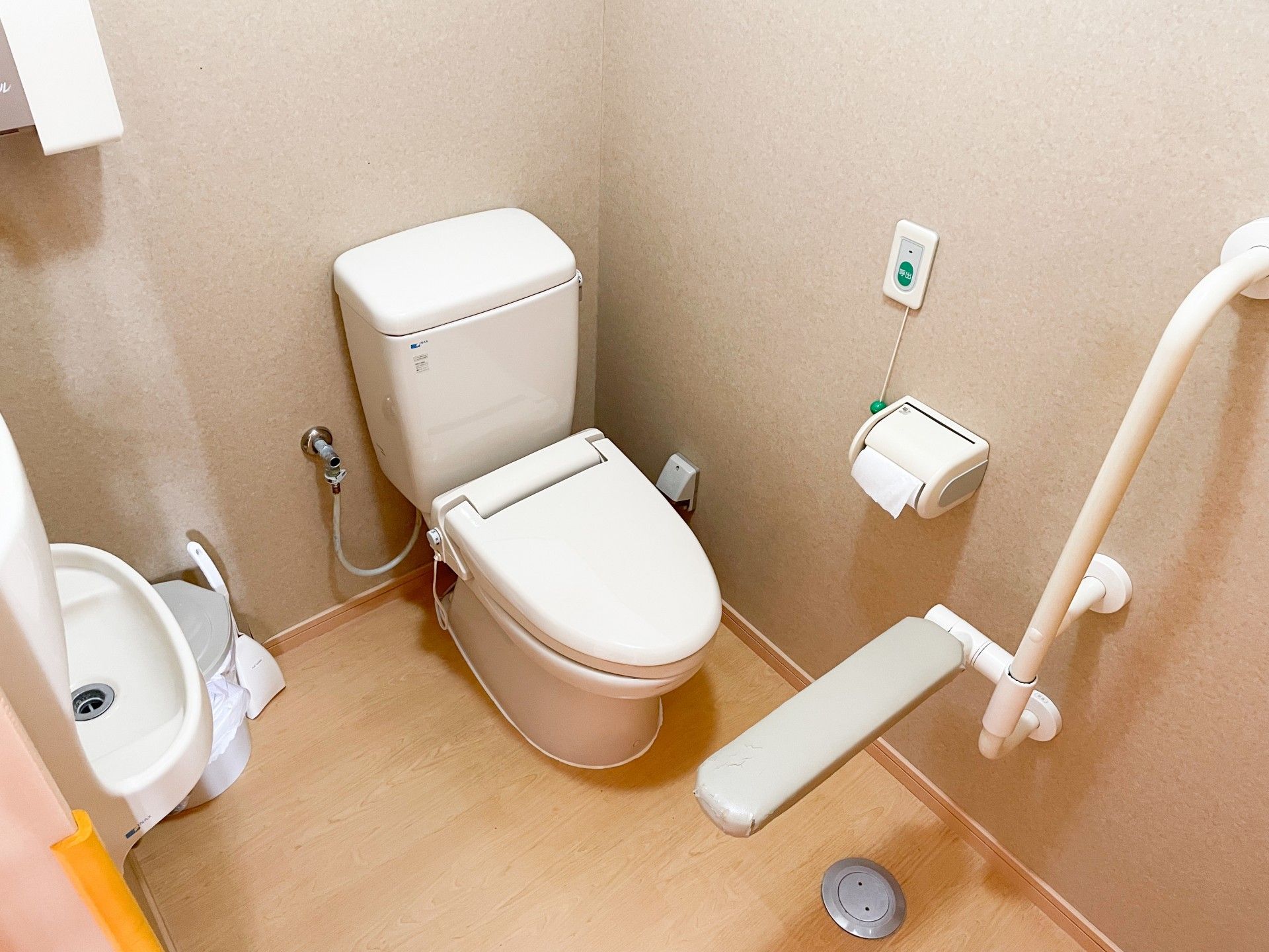手すり付きのトイレ