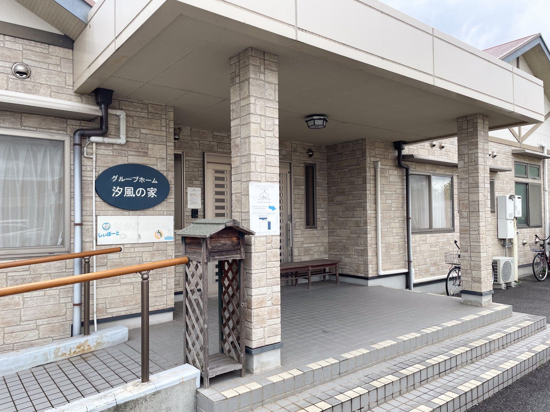 車椅子で外出をする高齢女性と介助をする女性ヘルパー