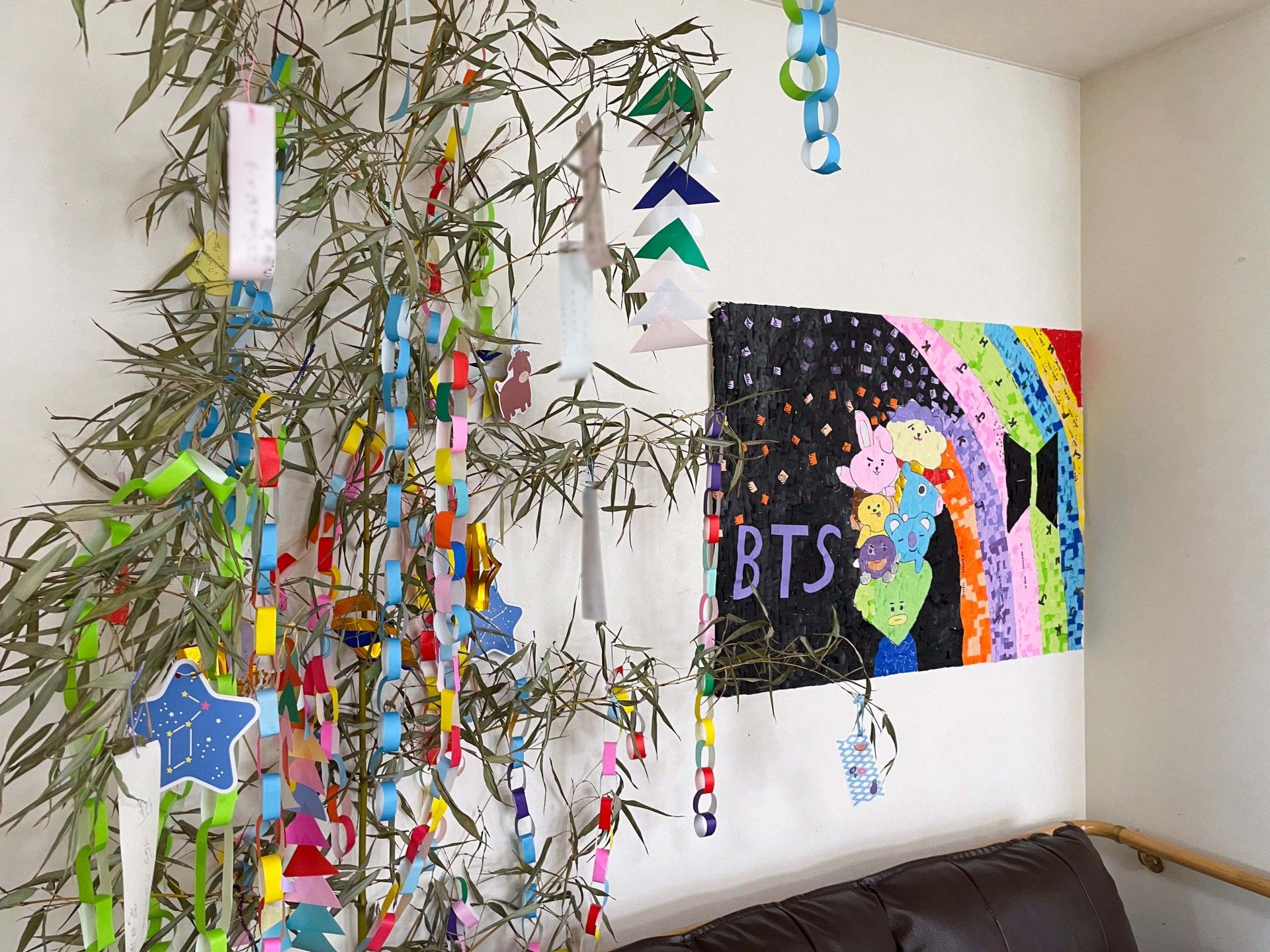 七夕飾りと壁のアート