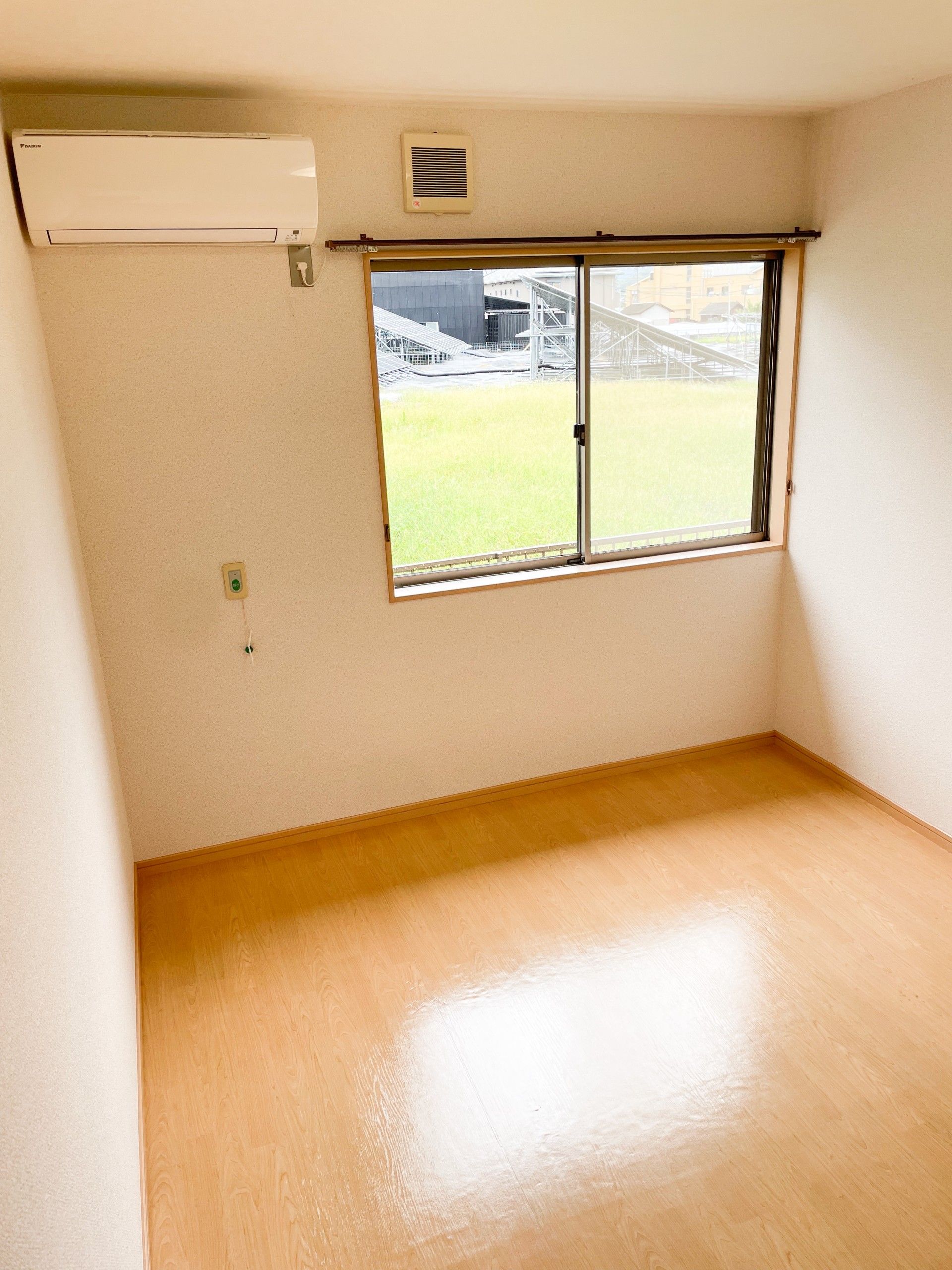 窓際の明るい部屋