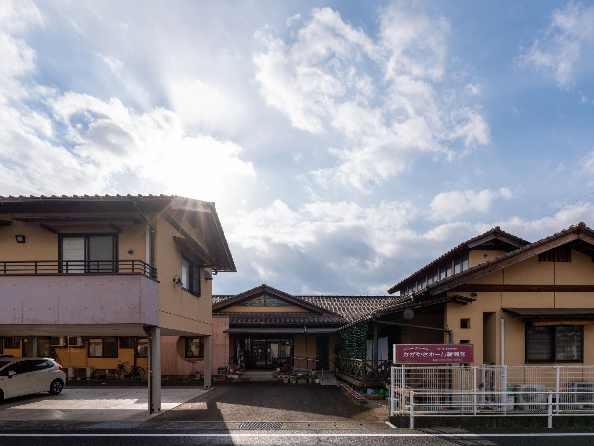 青空の下の建物外観