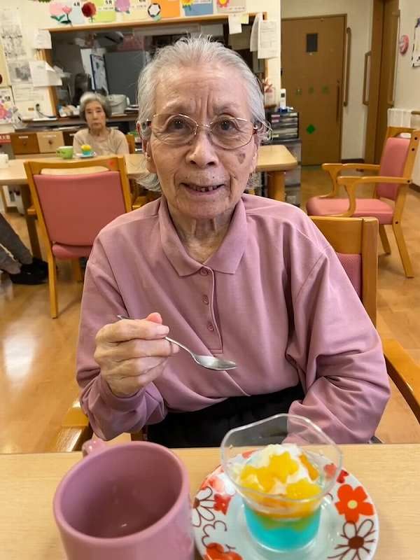 笑顔の食事風景