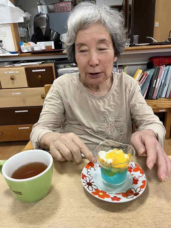 おやつを楽しむ高齢者