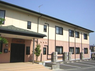 ゆったりとした外観の建物