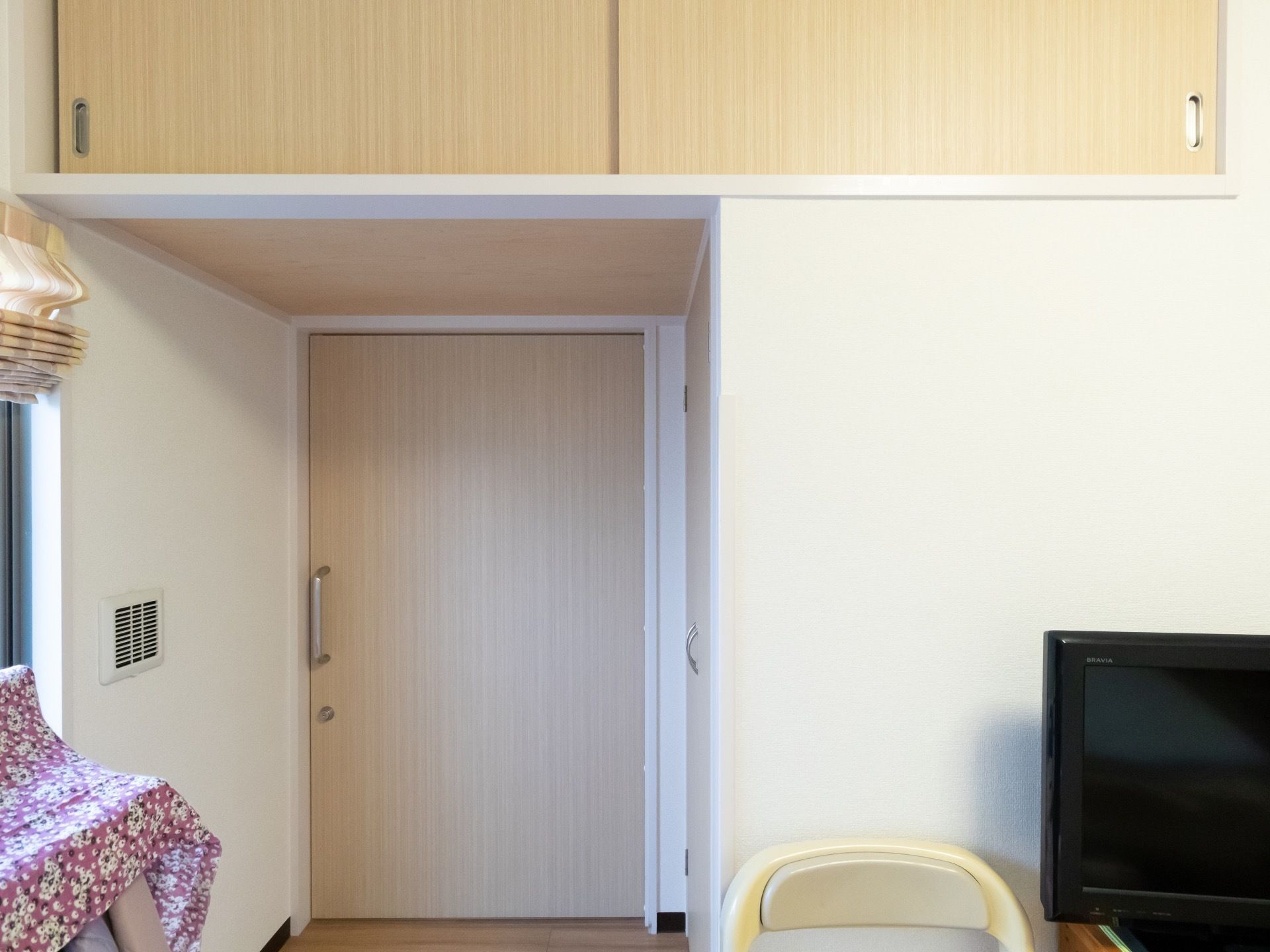 ベージュ色の扉が設置されている。スライド式が採用されている。大きな取っ手を掴んで開け閉めすることが可能。