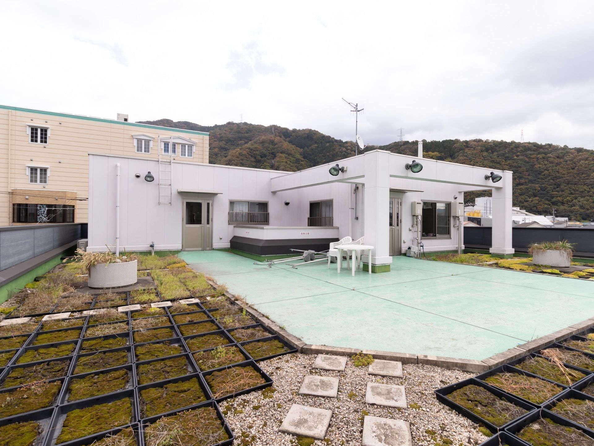 施設は白色の外壁の建物である。施設の周りには多くの木々が植えられた自然豊かな環境で、ゆっくり生活を送れる。