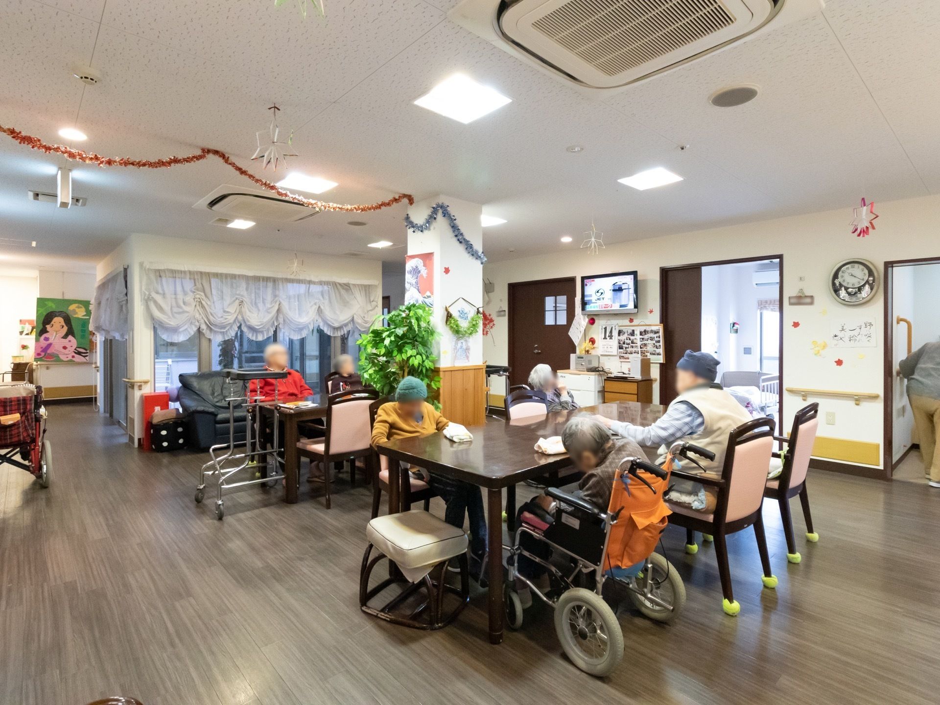 ゆとりあるスペースが確保された共有スペースである。天井に埋め込み式のエアコンが設置されており、１年を通して快適である。