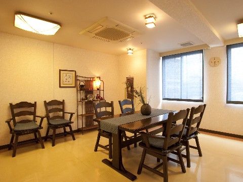 ハートフル稲毛の談話スペース。ご家族やご友人のご来訪時も使える空間を完備している。
