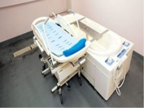 ハートフル稲毛の機械浴槽。要介護度の高い方も安心の機械浴槽を完備している。