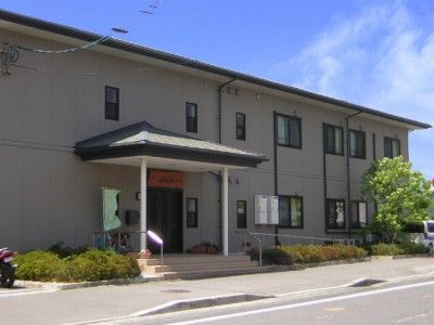 ゆったりとした入口の建物