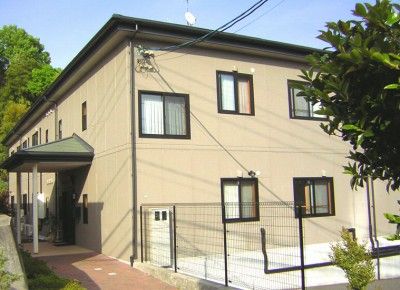 明るい外観の建物