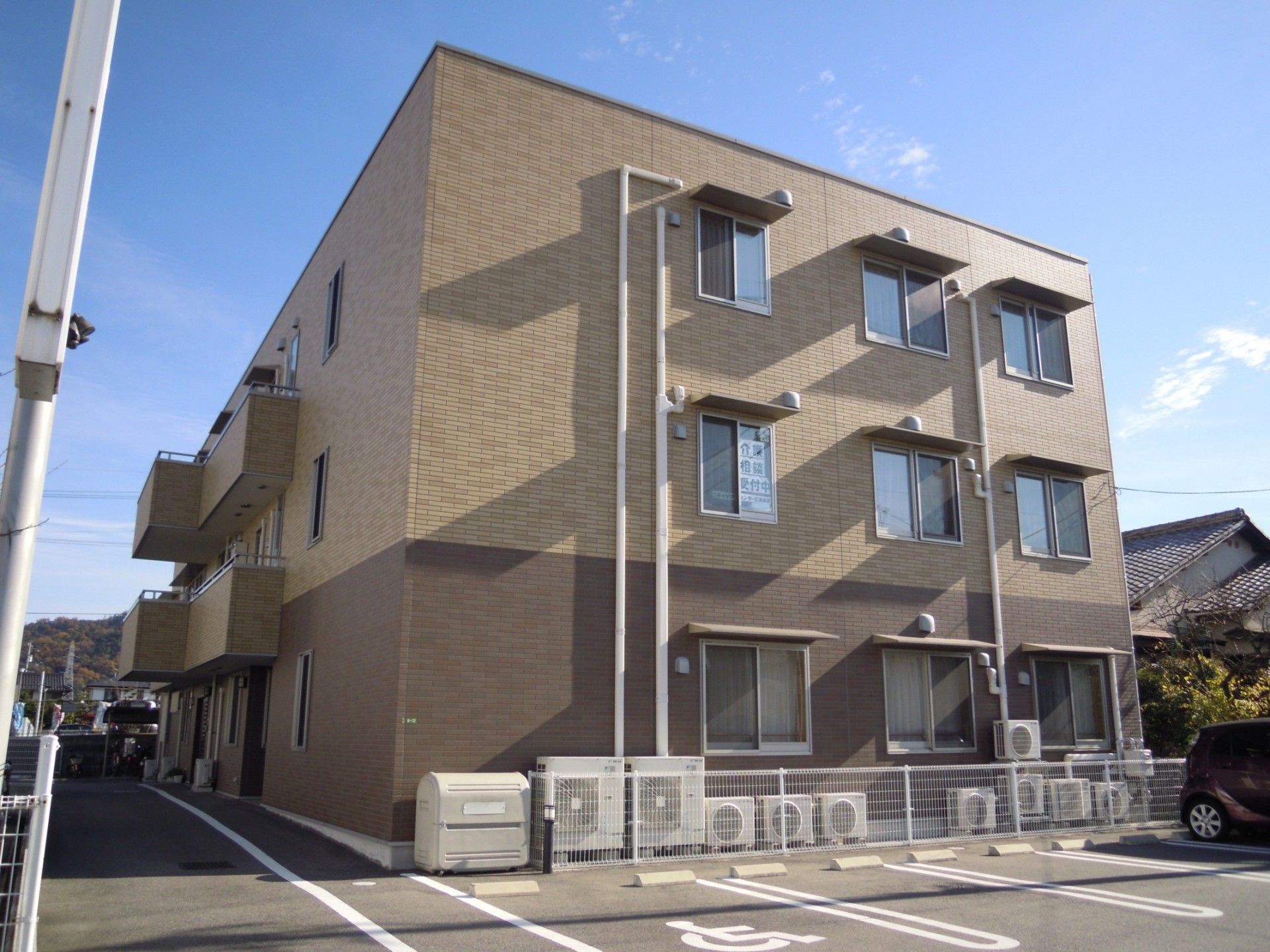 明るい外観の建物