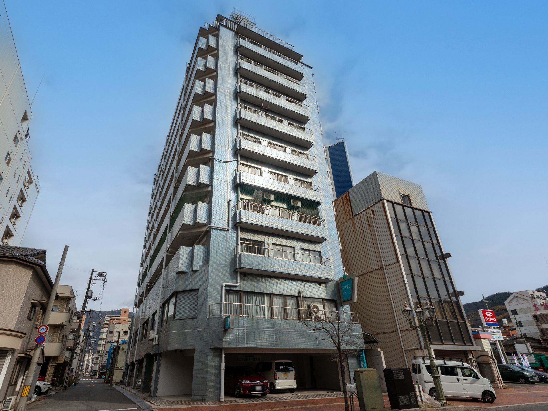 地上階12階建ての建物