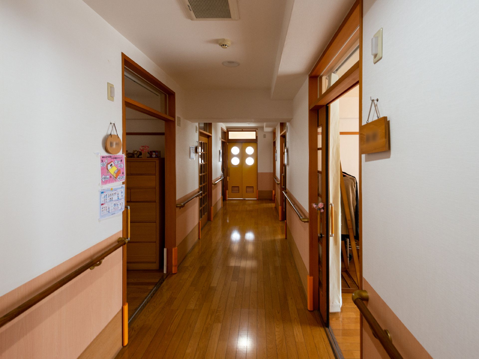 手すりが設置された廊下