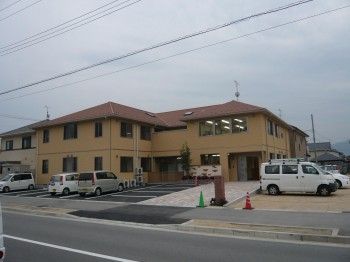 ゆったりとした外観の建物