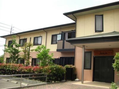 落ち着いた外観の建物