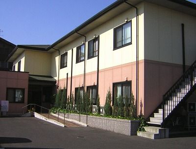 ゆったりとした外観の建物