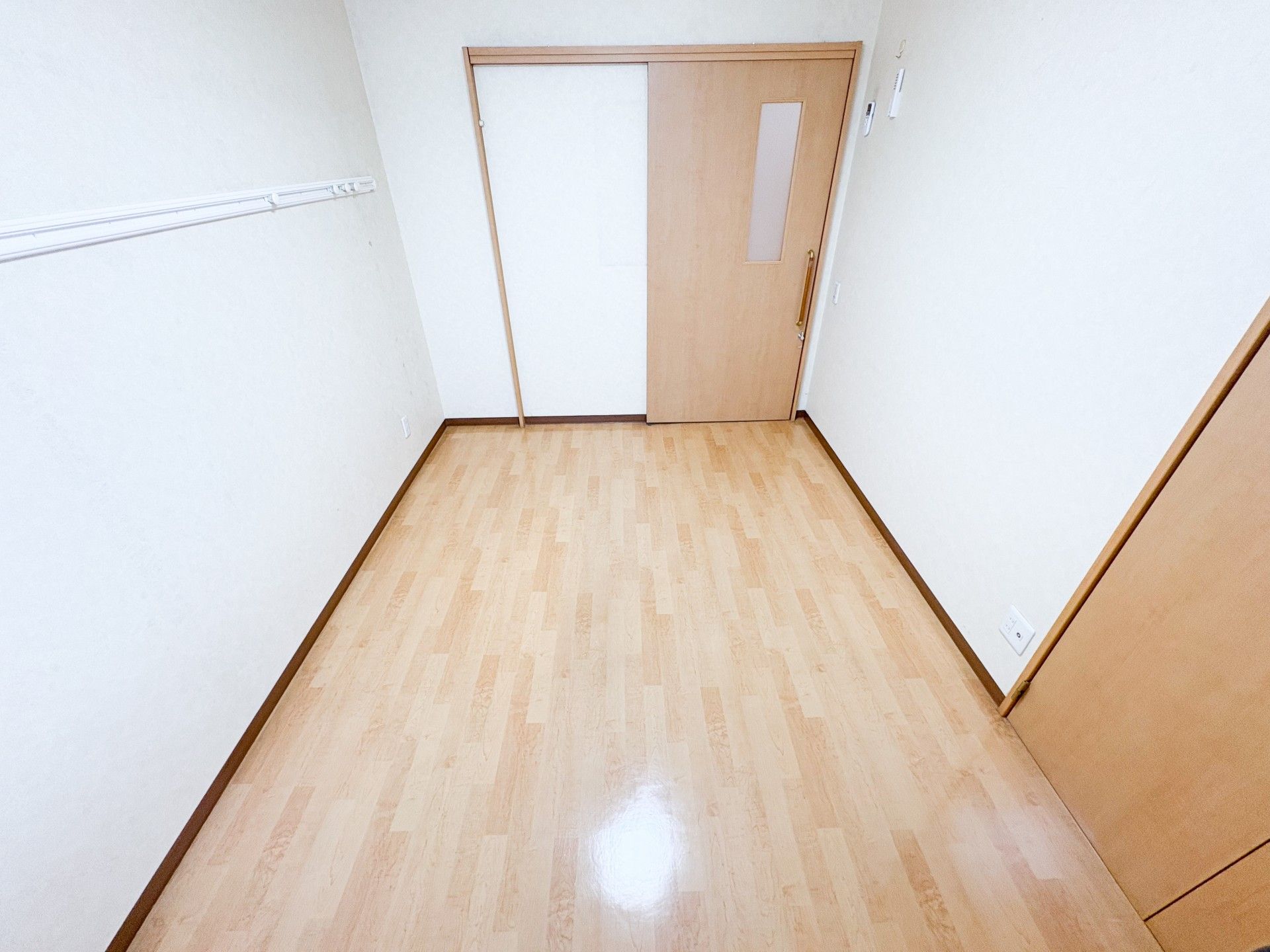 シンプルな個室の床