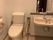 広いトイレには手すりが設置され、車いす対応の洗面所も付いている。
