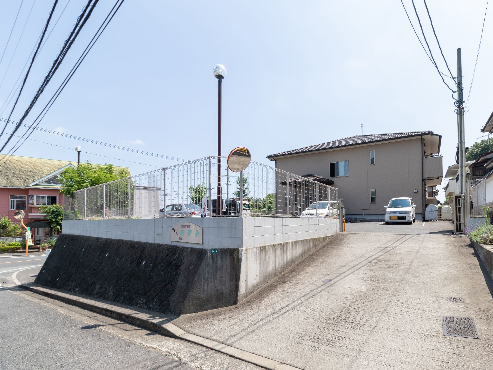 道路から入ってすぐの場所に整備されているアクセスしやすい駐車場