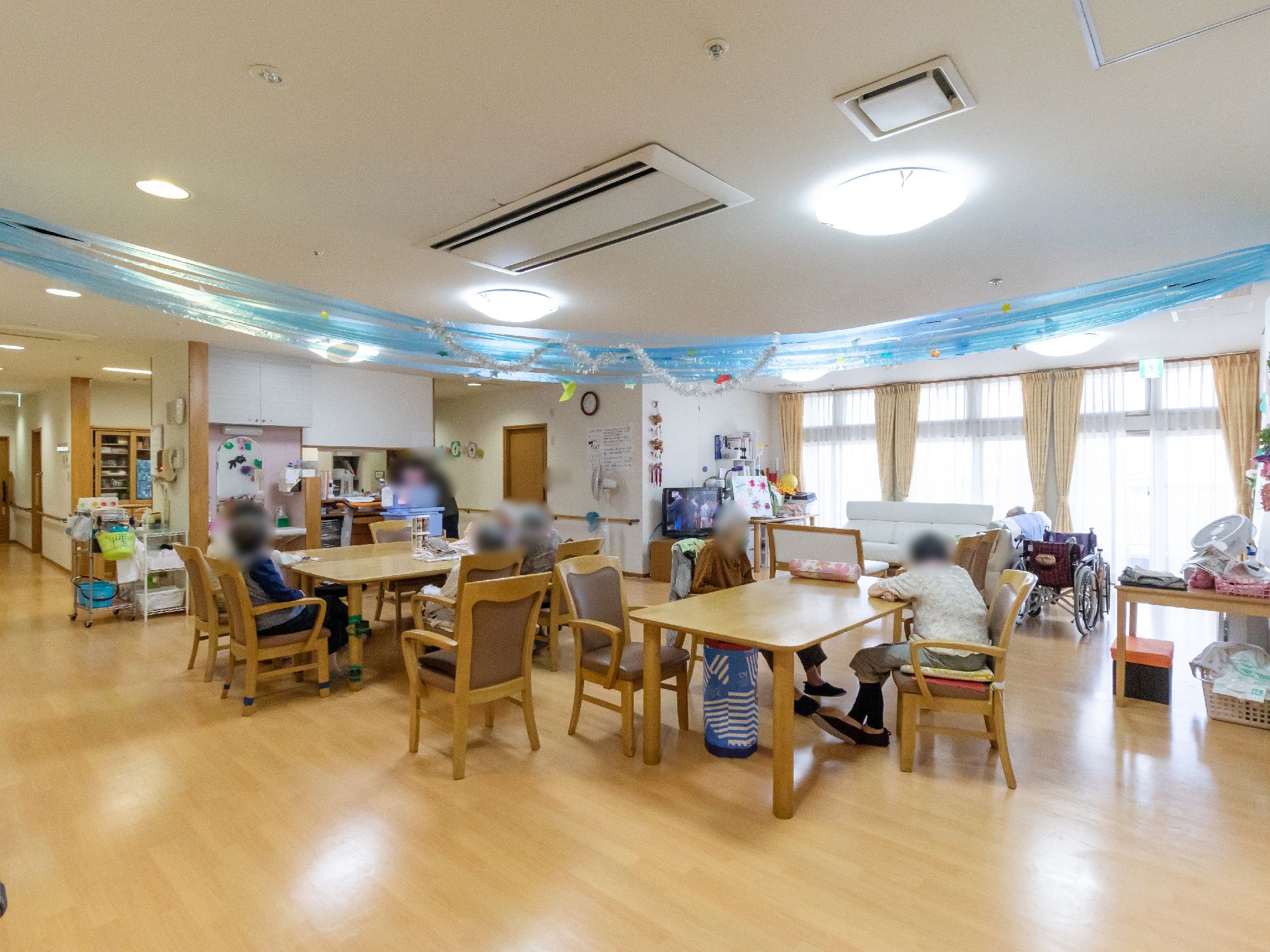 スペースが広く、入居者が自由な時間を過ごしているリビング