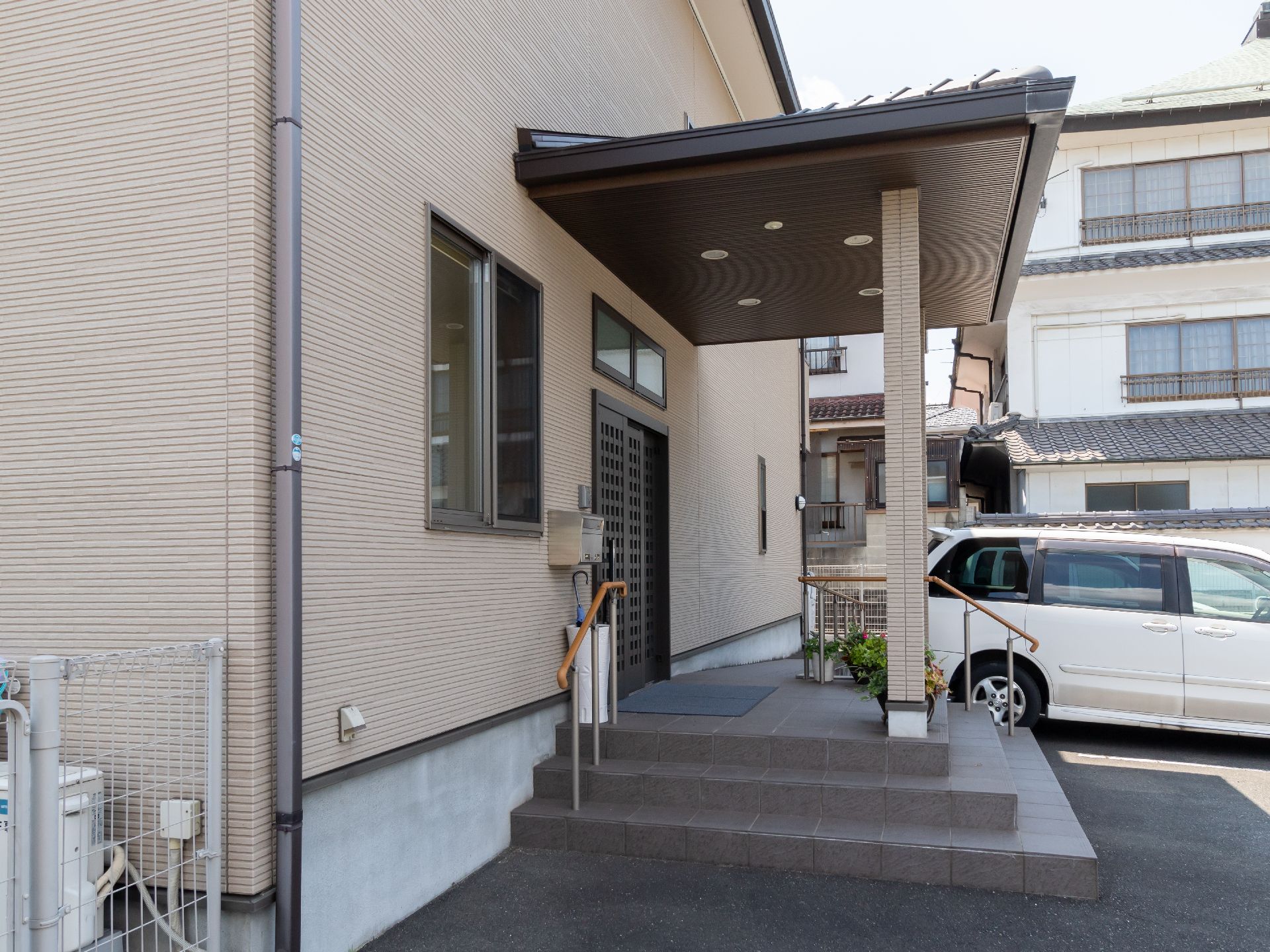 階段部分とは別に手すり付きのスロープも取り付けられている玄関