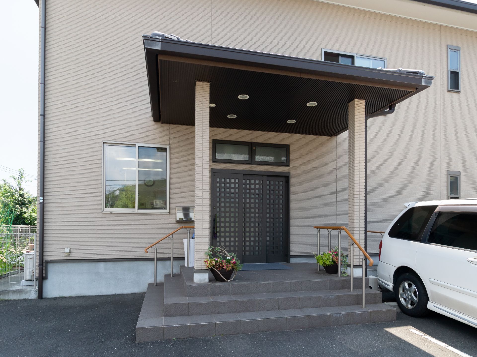 手すりが付いた階段の横にスロープも設置されている玄関